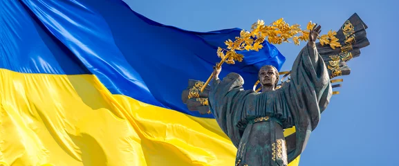 Poster Im Rahmen Denkmal der Unabhängigkeit der Ukraine vor der ukrainischen Flagge. Das Denkmal befindet sich im Zentrum von Kiew auf dem Unabhängigkeitsplatz. Russischer Krieg in der Ukraine. Krieg beenden. © Valentin Kundeus