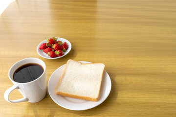 朝食のイメージ（食パン、苺、コーヒー）