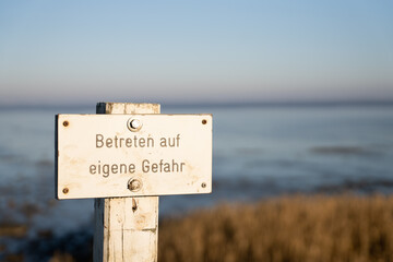 Betreten auf eigene Gefahr Schild