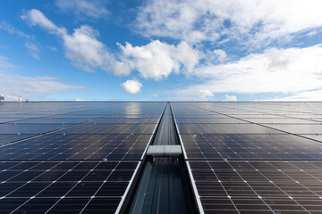 ferme solaire installée sur le toit d'un bâtiment.