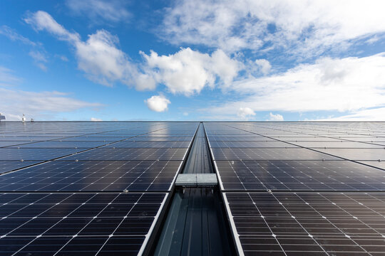 ferme solaire install&eacute;e sur le toit d'un b&acirc;timent.
