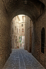 Eine malerische Gasse in Assisi in Umbrien