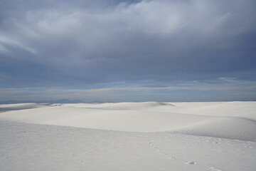 ニューメキシコ州　ホワイトサンズ　白い砂と青空