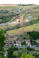 Paisaje rural e iglesia de la Vera Cruz en los exteriores de la ciudad de Segovia en la región de Castilla La Mancha, España