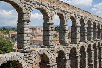 Acueducto romano en el centro histórico de la ciudad de Segovia, en la región de Castilla La...