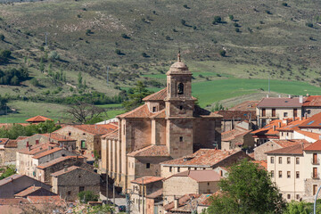 Fototapeta na wymiar Pueblo de Sigüenza y Parroquia de Santa María en la provincia de Guadalajara, España
