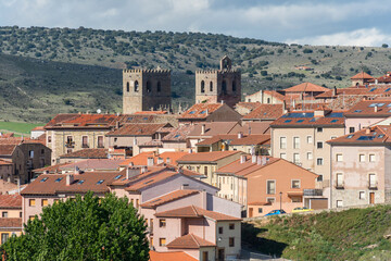 Fototapeta na wymiar vista del pueblo de Sigüenza en la provincia de Guadalajara, España