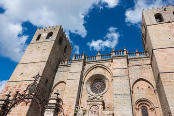 Vista en perspectiva de la catedral de Santa María de Sigüenza en la provincia de Guadalajara,...