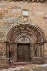 Puerta de la catedral de Sigüenza en la provincia de Guadalajara, España