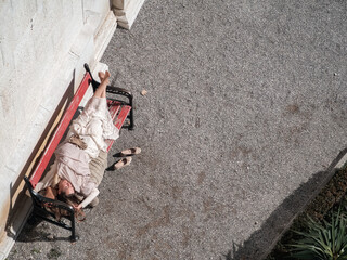 Donna distesa sulla panchina mentre si riposa