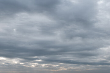 Fototapeta premium nuages gris au lever du soleil