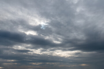 ciel couvert, nuages gris