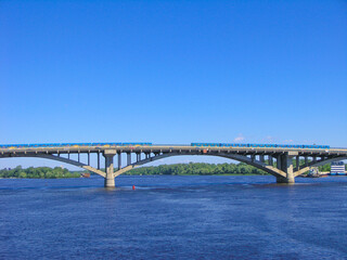 Fototapeta premium Puente de Kiev en Ucrania desde el río Dniéper