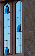 Obraz premium blue window sky reflection in the building