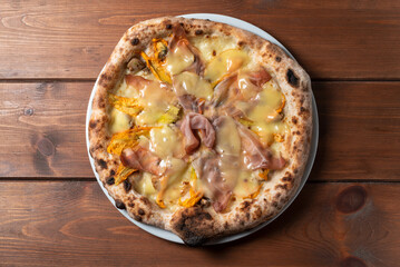 Deliziosa pizza gourmet con speck, fiori di zucca e provola, Cibo Italiano 