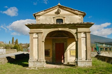 Fototapeta na wymiar Chiesetta antica all'ngresso della cittadina di Radda in Chianti . territorio del vino rosso CHianti DOC CG