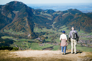 Fototapeta na wymiar Zwei Wanderer blicken vom Berg ins Tal