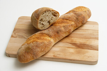 Barra de pan cortada sobre tabla