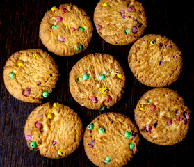 овсяное печенье с цветными добавками перевязанные шпагатом