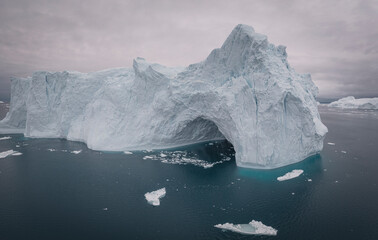 Icebergs gigantes flotando el en mar desde punto de vista aéreo en panoramica