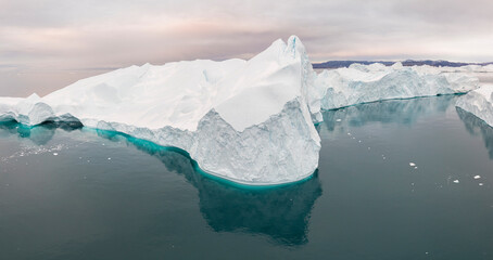 Icebergs gigantes flotando el en mar desde punto de vista aéreo en panoramica