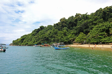 Fototapeta na wymiar Boats and tourists in a famous idyllic sand beach called 