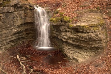 Fototapeta na wymiar Wasserfall im Wald