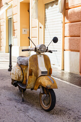 Naklejka premium Vintage scooter in old street of Italy.