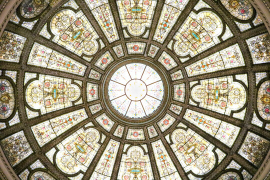Low angle shot of the ceiling of the Chicago Cultural Center in Illinois