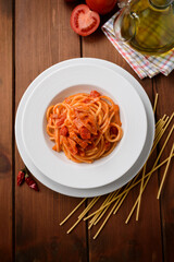 Piatto di pasta all'amatriciana, tipica ricetta della cucina Romana, Cibo Italiano 
