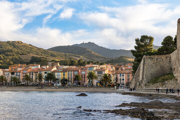 Vue sur la Plage du Port d’Avall à Collioure et la Tour Madeloc dans le Massif des Albères au...