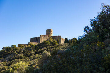 Fototapeta premium Vue sur le Fort Saint-Elme et la Côte Vermeille depuis les terres (Occitanie, France)