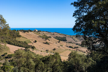 Vue sur le Fort Saint-Elme dominant la mer et les terres (Occitanie, France)