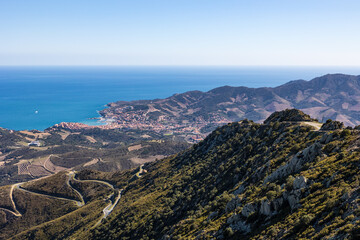 Vue sur Banyuls-sur-Mer et Côte Vermeille au bord de la Méditerranée depuis le Massif des...
