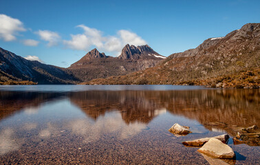 Mooie landschapsmening van een meer en Cradle Mountain, in Tasmanië, Australië