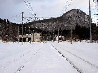 Obraz premium Miyagi, Japan - February 23, 2022: Fully snow-covered railroad in Miyagai, Japan 
