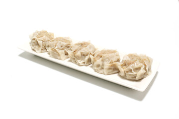 白い皿にのせたシュウマイ