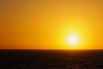 Fototapeta na wymiar Sonnenaufgang über dem Meer