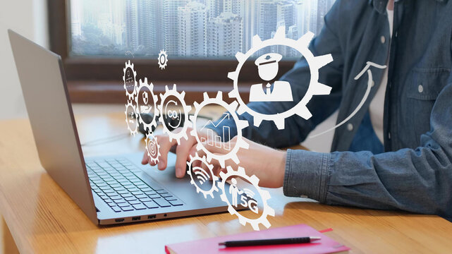 M&atilde;os digitando no computador com sobreposi&ccedil;&atilde;o de iamgens de algoritmo.