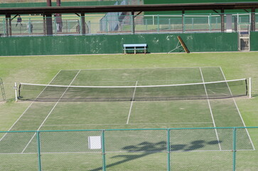 無人のテニスコート