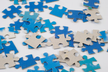 piezas de puzle sobre fondo blanco con tonos azules