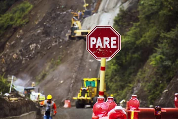 Fotobehang Spanish stop sign Pare in a construction site © Carlos Daniel Garcia Giraldo/Wirestock