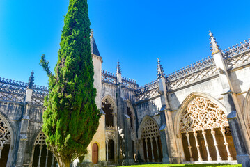 Königlicher Kreuzgang und Garten im Kloster von Batalha, Portugal 