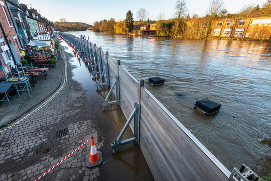Bewdley , river Severn,flood barriers erected to protect local population,Bewdley Bridge,Worcestershire,England,UK