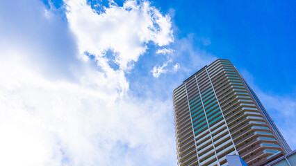 Exterior of high-rise condominium and refreshing blue sky scenery_w_23