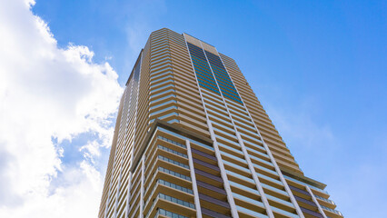 Fototapeta premium Exterior of high-rise condominium and refreshing blue sky scenery_w_25