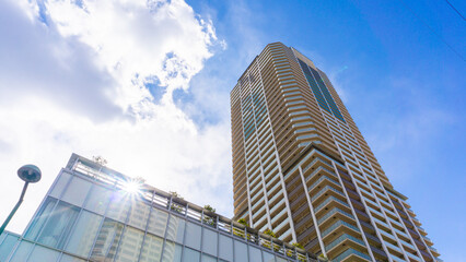 Exterior of high-rise condominium and refreshing blue sky scenery_w_32