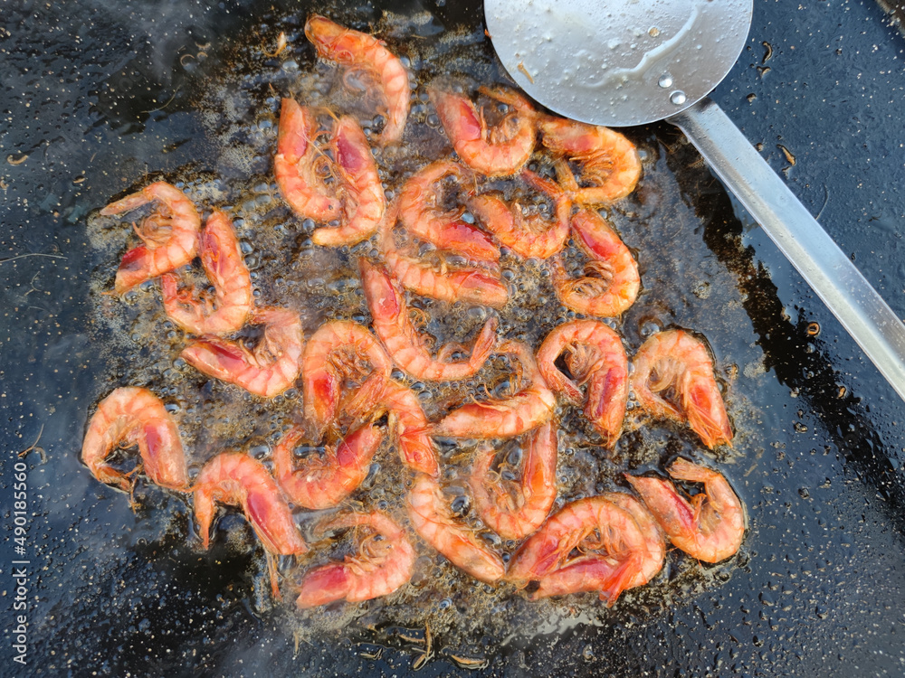 Wall mural Closeup shot of a grilled delicious prawn fideua preparation