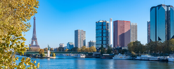 Fototapeta premium Paris, the Grenelle bridge , with the liberty statue, and the Ei