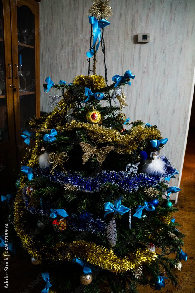 Poster Closeup shot of a Christmas tree with toys